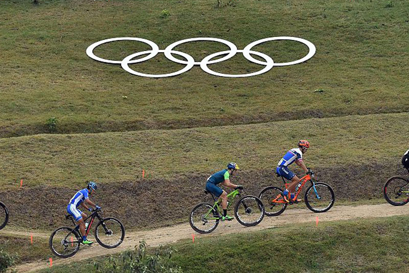 Riders compete in the cycling mountain bike men's cross-country race of the Rio 2016 Olympic Games at the Mountain Bike Centre in Rio de Janeiro on August 21, 2016. / AFP / Pascal GUYOT (Photo credit should read PASCAL GUYOT/AFP via Getty Images)