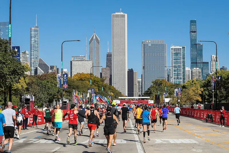 Runners approaching downtown Chicago with the skyline ahead. Photo via Bank of America Chicago Marathon/Kevin Morris