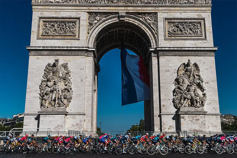 18/07/2021 – Tour de France 2021 – Stage 21 – Chatou / Paris Champs Elysées - Cyclists pass by the Arc de Triomphe in Paris. Photo via A.S.O./Charly Lopez.